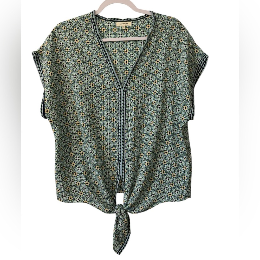 Max Studio women’s Large short sleeve v-neck abstract green top with a front tie